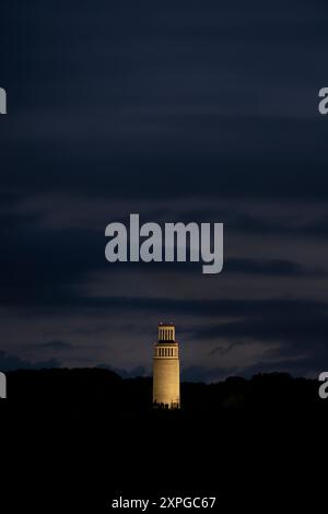 Beleuchteter Buchenwald-Gedenkturm, auf dem Freiheitsplatz bei Weimar, Deutschland. Denkmal zum Gedenken an ein Nazi-Konzentrationslager in Europa. Nachtaufnahme Stockfoto