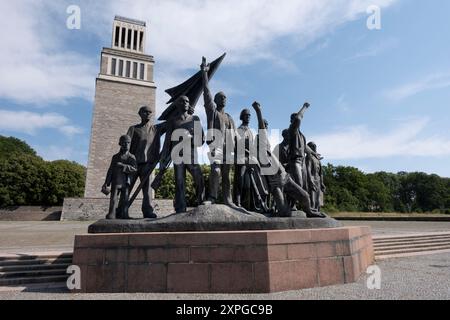 Bronzestatue von Fritz Cremer vor der Gedenkstätte Buchenwald auf dem Freiheitsplatz in der Nähe des ehemaligen Konzentrationslagers bei Weimar Stockfoto