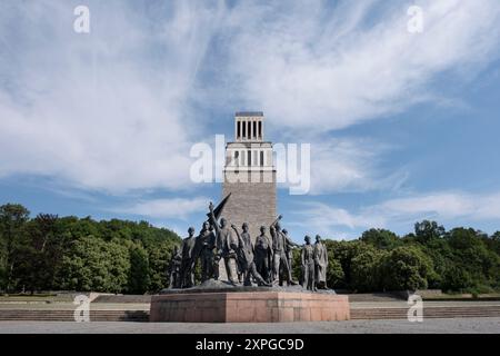 Bronzestatue von Fritz Cremer vor der Gedenkstätte Buchenwald auf dem Freiheitsplatz in der Nähe des ehemaligen Konzentrationslagers bei Weimar Stockfoto