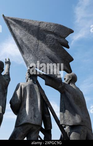 Nationales Buchenwald-Denkmal auf dem Freiheitsplatz in der Nähe des ehemaligen Konzentrationslagers. Bronzeskulptur von Fritz Cremer. Eröffnet 1958 Stockfoto