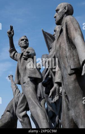 Nationales Buchenwald-Denkmal auf dem Freiheitsplatz in der Nähe des ehemaligen Konzentrationslagers. Bronzeskulptur von Fritz Cremer. Eröffnet 1958 Stockfoto