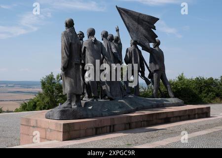 Bronzestatue von Fritz Cremer vor der Gedenkstätte Buchenwald auf dem Freiheitsplatz in der Nähe des ehemaligen Konzentrationslagers bei Weimar Stockfoto