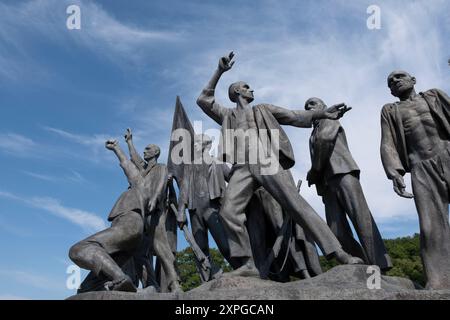 Bronzestatue von Fritz Cremer vor der Gedenkstätte Buchenwald auf dem Freiheitsplatz in der Nähe des ehemaligen Konzentrationslagers bei Weimar Stockfoto