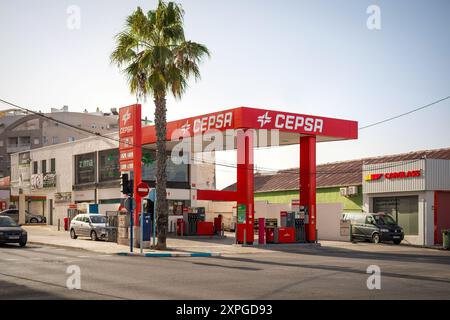 Torrevieja, Spanien - 09.07.2024: CEPSA-Tankstelle in städtischer Umgebung. Die Szenerie umfasst Palmen und eine sonnige Kulisse, die ideal für Diskussionen ist Stockfoto