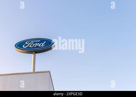 Torrevieja, Spanien - 09.07.2024: Ford-Logo auf einem Stab, vor einem klaren Himmel. Perfekt für Automobilpublikationen, Werbung und Artikel Stockfoto