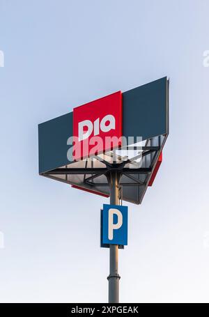 Torrevieja, Spanien - 09-07-2024: DIA-Supermarktzeichen gegen Sky, Markenidentität. Ideal für den Einsatz in Einzelhandels- und Geschäftspublikationen, Artikeln auf Stockfoto