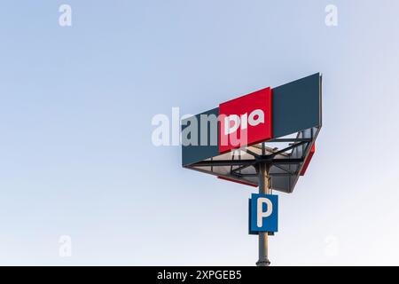 Torrevieja, Spanien - 09-07-2024: DIA-Supermarktzeichen gegen Sky, Markenidentität. Ideal für den Einsatz in Einzelhandels- und Geschäftspublikationen, Artikeln auf Stockfoto