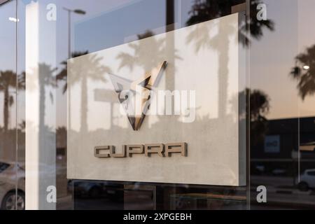 Torrevieja, Spanien - 09-07-2024: Cupra-Logo, hervorgehoben durch goldene Farbtöne einer untergehenden Sonne. Ideal für Marken- und Marketingmaterialien im Automobilbereich und Stockfoto