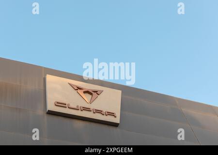 Torrevieja, Spanien - 09-07-2024: Das Cupra-Logo wird vor einer modernen Gebäudefassade unter klarem blauen Himmel deutlich sichtbar dargestellt und eignet sich hervorragend zur Präsentation Stockfoto