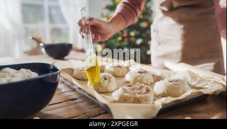 Köstliche Brötchen, die für die Abendgäste zubereitet werden. Professionelle Küchenchefin, die hausgemachtes Gebäck zubereitet, das von Kunden gerade rechtzeitig für die Feiertage bestellt wird Stockfoto