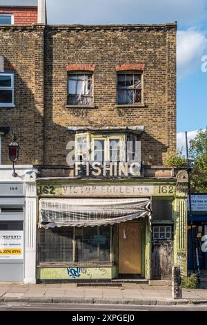 Sharp's Angelgerät, ein heruntergekommenes altes Ladenlokal an der Malden Road, Kentish Town, London, NW5 (UK), das seit den 1930er Jahren im Besitz derselben Familie ist Stockfoto