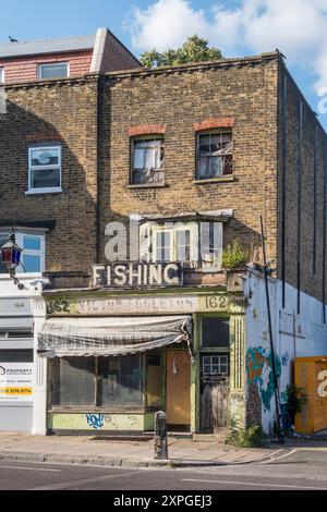 Sharp's Angelgerät, ein heruntergekommenes altes Ladenlokal an der Malden Road, Kentish Town, London, NW5 (UK), das seit den 1930er Jahren im Besitz derselben Familie ist Stockfoto