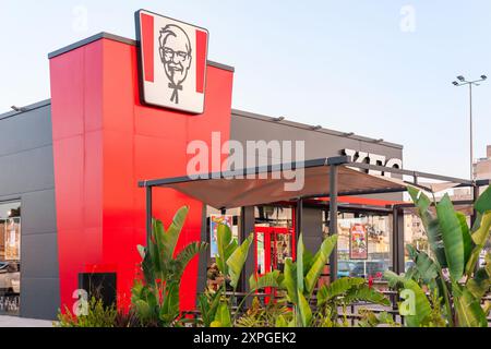 Torrevieja, Spanien - 09-07-2024: Modernes KFC-Restaurant, Fast Food. Blick von außen. Kentucky Fried Chicken. Stockfoto