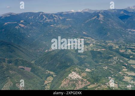 Luftlandschaft, aus einem Segelflugzeug, mit Labro-Dorf auf dem Hügel im Rieti-Tal, von Westen aus im hellen Sommerlicht aufgenommen, Apennin, Rieti, Lazio, I Stockfoto