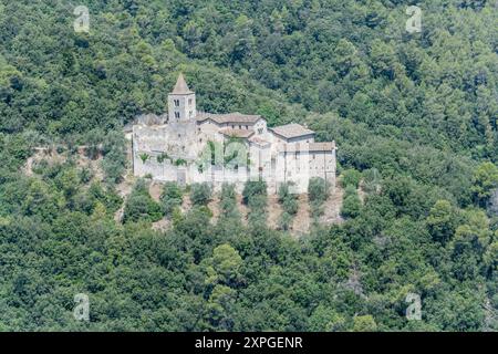 Stadtbild mit der Benediktinerabtei San Cassiano im Wald auf einem Hügel in der historischen Kleinstadt, aufgenommen im hellen Sommerlicht in Narni, Umbrien, Italien Stockfoto