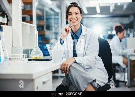 Wissenschaftler, selbstbewusst und Porträt einer Frau im Labor für Forschung, Experimente oder chemische Tests. Medizin, Studium und Biochemikerin mit Lächeln für Stockfoto