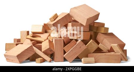 Stapel von Holzresten oder Resten isolierter weißer Hintergrund, viele Formen und Größen übrig gebliebene Blöcke oder Holzstücke aus verschiedenen Holzbearbeitungsprojekten Stockfoto