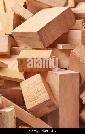 Nahaufnahme von Holzresten oder Resten, viele Formen und Größen übrig gebliebene Blöcke oder Holzstücke aus verschiedenen Holzbearbeitungsprojekten, Soft Focus Stockfoto