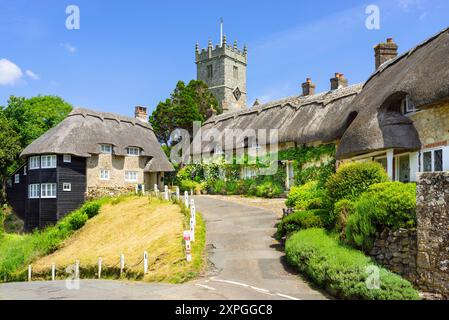 Isle of Wight UK - Isle of Wight Godshill Village mit strohgedeckten Hütten und All Saints Church Godshill Isle of Wight England UK GB Europa Stockfoto