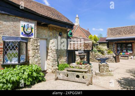 Isle of Wight UK - The Old Smithy Café Shops and Gardens Godshill in Godshill Village Isle of Wight England GB Europa Stockfoto