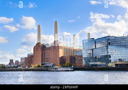 Außenansicht des renovierten Kraftwerks Battersea am Südufer der Themse, Nine Elms, Vauxhall, London Borough of Wandsworth UK Stockfoto