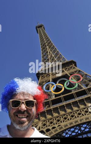 FRANKREICH. PARIS (75) 7. ARRONDISSEMENT. TOURISTEN VOR DEM EIFFELTURM WÄHREND DER OLYMPISCHEN SPIELE 2024 IN PARIS Stockfoto