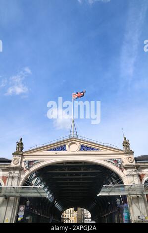 Die Flagge der Union, die oberhalb der Klasse II-gelisteten Smithfield Market (London Central Markets), dem größten Großhandelsmarkt für Fleisch im Vereinigten Königreich, führt. City of London Großbritannien Stockfoto