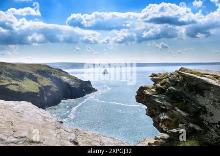 Atemberaubende Aussicht auf das Meer von den Klippen des Tintagel Castle auf den felsigen Ausläufer Gull Rock, vor Trebarwith Strand und North Cornwall Küste. England Großbritannien Stockfoto