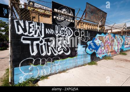 Die Seitenwand der NY A-1 Reifenfabrik an der 101st Avenue in Richmond Hill, Queens, New York City Stockfoto