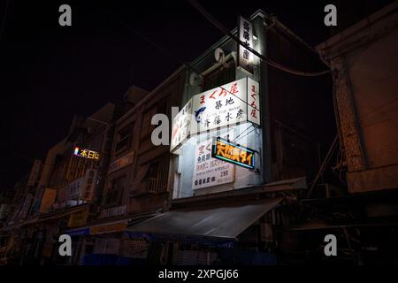 Tokio, Japan. August 2024. Tsukiji Fischmarkt bei Nacht. Neben den farbenfrohen, lebhaften und immer geschäftigen touristischen Hotspots wie Shibuya und Shinjuku bietet Tokio auch ruhigere und authentischere Gegenden, in denen Touristen lokale Küche genießen und echte Erfahrungen mit den Einheimischen machen können. Ein Beispiel für einen solchen Ort ist der alte Tsukiji Fischmarkt in der Nähe von Ginza. (Foto: Stanislav Kogiku/SOPA Images/SIPA USA) Credit: SIPA USA/Alamy Live News Stockfoto
