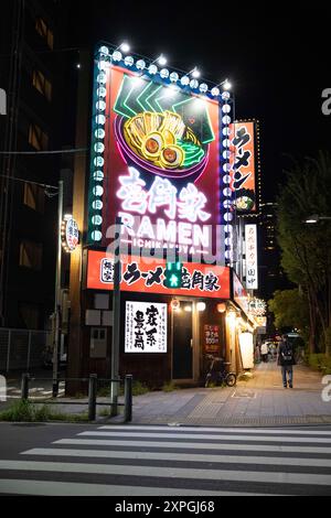 Tokio, Japan. August 2024. Neonschild für ein Ramen Restaurant im Tsukiji Bezirk bei Nacht. Neben den farbenfrohen, lebhaften und immer geschäftigen touristischen Hotspots wie Shibuya und Shinjuku bietet Tokio auch ruhigere und authentischere Gegenden, in denen Touristen lokale Küche genießen und echte Erfahrungen mit den Einheimischen machen können. Ein Beispiel für einen solchen Ort ist der alte Tsukiji Fischmarkt in der Nähe von Ginza. (Foto: Stanislav Kogiku/SOPA Images/SIPA USA) Credit: SIPA USA/Alamy Live News Stockfoto