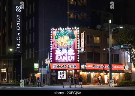 Tokio, Japan. August 2024. Neonschild für ein Ramen Restaurant im Tsukiji Bezirk bei Nacht. Neben den farbenfrohen, lebhaften und immer geschäftigen touristischen Hotspots wie Shibuya und Shinjuku bietet Tokio auch ruhigere und authentischere Gegenden, in denen Touristen lokale Küche genießen und echte Erfahrungen mit den Einheimischen machen können. Ein Beispiel für einen solchen Ort ist der alte Tsukiji Fischmarkt in der Nähe von Ginza. Quelle: SOPA Images Limited/Alamy Live News Stockfoto