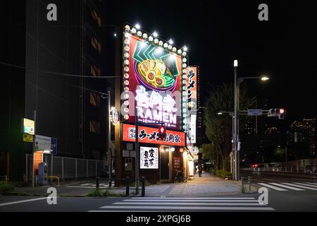 Tokio, Japan. August 2024. Neonschild für ein Ramen Restaurant im Tsukiji Bezirk bei Nacht. Neben den farbenfrohen, lebhaften und immer geschäftigen touristischen Hotspots wie Shibuya und Shinjuku bietet Tokio auch ruhigere und authentischere Gegenden, in denen Touristen lokale Küche genießen und echte Erfahrungen mit den Einheimischen machen können. Ein Beispiel für einen solchen Ort ist der alte Tsukiji Fischmarkt in der Nähe von Ginza. Quelle: SOPA Images Limited/Alamy Live News Stockfoto