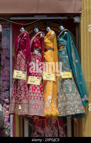 Schicke Saris zum Verkauf bei Anjees Bridal, einem Fachgeschäft an der Liberty Ave. In Richmond Hills, Queens, NYC. Stockfoto