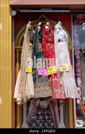 Schicke Saris zum Verkauf bei Anjees Bridal, einem Fachgeschäft an der Liberty Ave. In Richmond Hills, Queens, NYC. Stockfoto