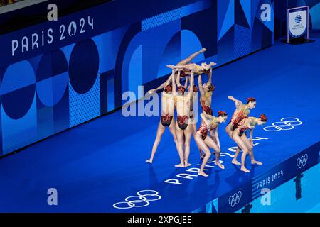 Paris, Frankreich. August 2024. Olympische Spiele, technische Routine im künstlerischen Schwimmen, China-Team, im Centre Aquatique Saint-Denis. Quelle: ABEL F. ROS/Alamy Live News Stockfoto