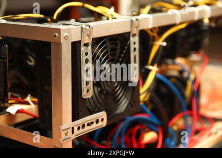 Nahaufnahme der Computerfestplatte, Festplatte in einem Kühler. Ersatzteile für Computer, interne Komponenten einer Festplatte. Verschwommen. Bergbaubetrieb Stockfoto