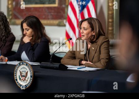 Vizepräsidentin Kamala Harris nimmt am Dienstag, den 27. Februar 2024, im Indian Treaty Room des Eisenhower Executive Office Building im Weißen Haus an einer Versammlung zum Thema Wahlrechte mit Bürgerrechtschefs und Aktivisten Teil. (Offizielles Foto des Weißen Hauses von Lawrence Jackson) Stockfoto