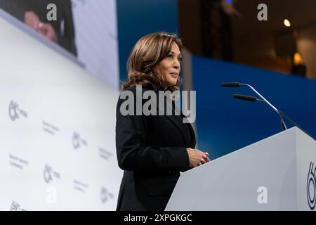 Vizepräsidentin Kamala Harris hält auf der Münchner Sicherheitskonferenz am Freitag, den 16. Februar 2024, im Hotel Bayerischer Hof in München. (Offizielles Foto des Weißen Hauses von Lawrence Jackson) Stockfoto