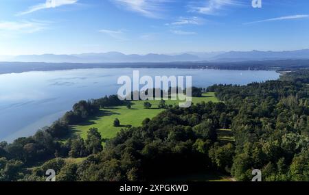 Bernried, Bayern, Deutschland 06. August 2024: Ein Sommertag bei Bernried Landkreis Weilheim-Schongau. Hier der Blick per Drohne auf den Bernrieder Park mit dem Starnberger See am Ende Seeshaupt und der Alpenkette im Hintergrund,Wandern, spazieren, Tourismus, Urlaub, Sonnenschein, blauer Himmel, baden, schwimmen, sonnen, Radfahren *** Bernried, Bayern, Deutschland 06 August 2024 Ein Sommertag in der Nähe von Bernried Weilheim Schongau hier der Blick durch Drohne auf den Bernrieder Park mit dem Starnberger See am Ende Seeshaupt und die Alpenkette im Hintergrund, Wandern, Wandern, Tourismus, Urlaub, sonnen Stockfoto