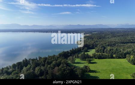 Bernried, Bayern, Deutschland 06. August 2024: Ein Sommertag bei Bernried Landkreis Weilheim-Schongau. Hier der Blick per Drohne auf den Bernrieder Park mit dem Starnberger See am Ende Seeshaupt und der Alpenkette im Hintergrund Benediktenwand, Karwendel,Estergebirge und Zugspitze,Wandern, spazieren, Tourismus, Urlaub, Sonnenschein, blauer Himmel, baden, schwimmen, sonnen, Radfahren *** Bernried, Bayern, Deutschland 06 August 2024 Ein Sommertag bei Bernried Bezirk Weilheim Schongau hier der Blick per Drohne auf den Bernrieder Park mit dem Starnberger See am Ende Seeshaupt und die Alpenkette in die Stockfoto