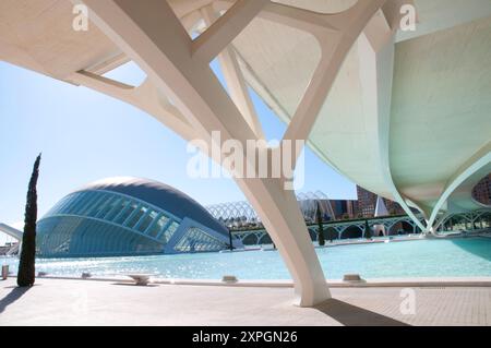 Monteolivete-Brücke und L'Hemisferic. Stadt der Künste und Wissenschaften, Valencia, Spanien. Stockfoto