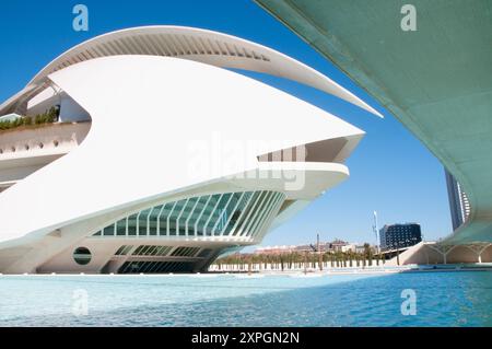 Palau de les Arts und Monteolivet Brücke. Stadt der Künste und Wissenschaften, Valencia, Spanien. Stockfoto