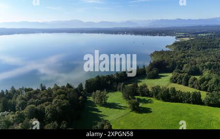 Bernried, Bayern, Deutschland 06. August 2024: Ein Sommertag bei Bernried Landkreis Weilheim-Schongau. Hier der Blick per Drohne auf den Bernrieder Park mit dem Starnberger See am Ende Seeshaupt und der Alpenkette im Hintergrund,Wandern, spazieren, Tourismus, Urlaub, Sonnenschein, blauer Himmel, baden, schwimmen, sonnen, Radfahren *** Bernried, Bayern, Deutschland 06 August 2024 Ein Sommertag in der Nähe von Bernried Weilheim Schongau hier ist der Blick von der Drohne auf den Bernrieder Park mit dem Starnberger See am Ende Seeshaupt und die Alpenkette im Hintergrund, Wandern, Wandern, Tourismus, Urlaub, Stockfoto