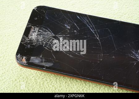 Terengganu, Malaysia - 24. August 2024 : Nahaufnahme des aufgerissenen asus Display-Smartphones auf grünem Hintergrund Stockfoto