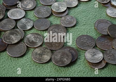 Terengganu, malaysia - 23. August 2024 : Nahaufnahme der verstreuten malaysischen Münzen auf grünem Hintergrund Stockfoto