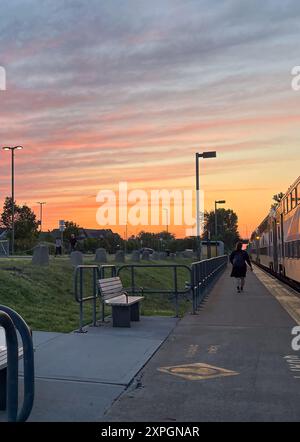 Mont-Saint-Hilaire, Québec, Kanada - 08-06-2024: Foto vom Bahnhof während der Fahrt am Morgen während eines farbenfrohen Sonnenaufgangs Stockfoto