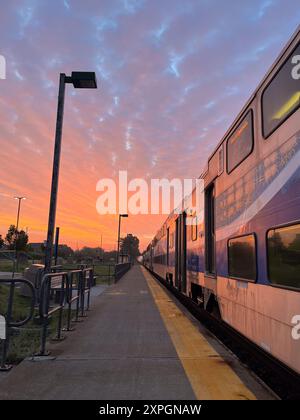 Mont-Saint-Hilaire, Québec, Kanada - 08-06-2024: Foto vom Bahnhof während der Fahrt am Morgen während eines farbenfrohen Sonnenaufgangs Stockfoto