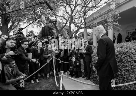 Präsident Joe Biden spricht mit Mitgliedern der Presse nach seinen Ausführungen auf einer Veranstaltung, die am Montag, 24. April 2023 im Rosengarten des Weißen Hauses den National Teacher of the Year 2023 und die State Teachers of the Year feierte. (Offizielles Foto des Weißen Hauses von Cameron Smith) Stockfoto