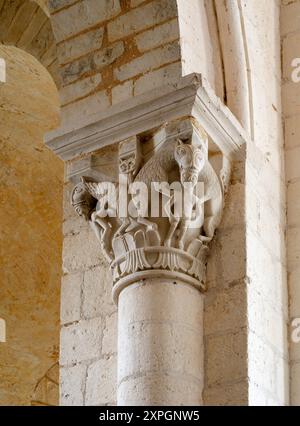 Plaimpied-Givaudins, Kirche Saint-Martin aus dem Jahr 1080, Kapitel mit Fabelwesen Stockfoto